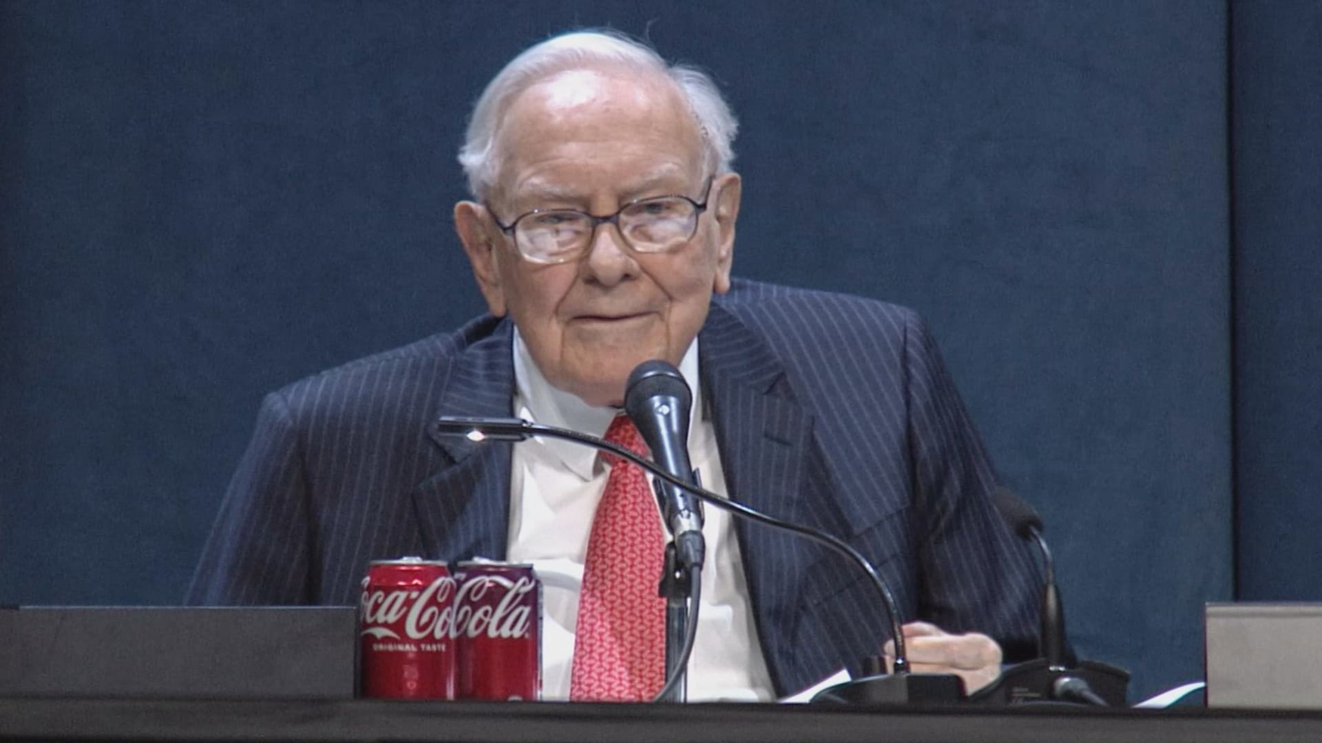 Berkshire Hathaway's Strategic Stock Sales Mark Buffett's Leadership Transition
