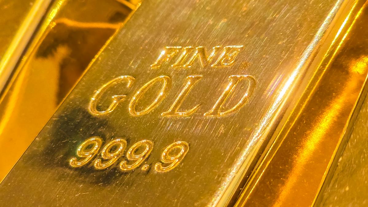 Gold Prices Dipped, Yet Analysts Remain Optimistic for 2026